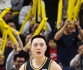 九游官网-Doinb迎来十二赛季出色发挥，独行侠观众热烈欢呼！